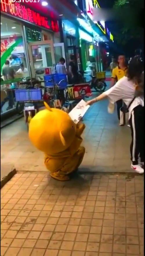 传单熊搞笑跳舞视频,萌态可掬的传单熊舞动全场